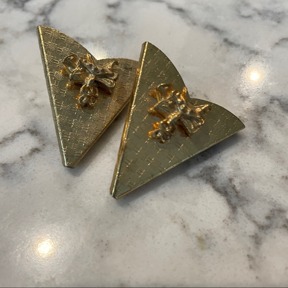 Western collar tips in gold tone with a saddle design